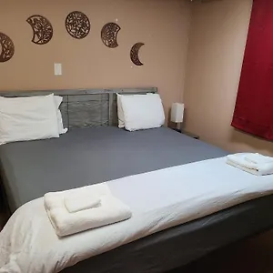Maison d'hôtes Cozy With Comfortable Beds And Fully Equipped Kitchen 15 Mins Drive From Airport, Downtown, Sait And U Of C And 80 Min Drive To Banff, Calgary